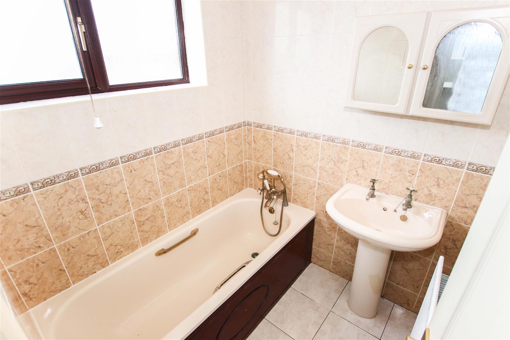 FIRST FLOOR BATHROOM